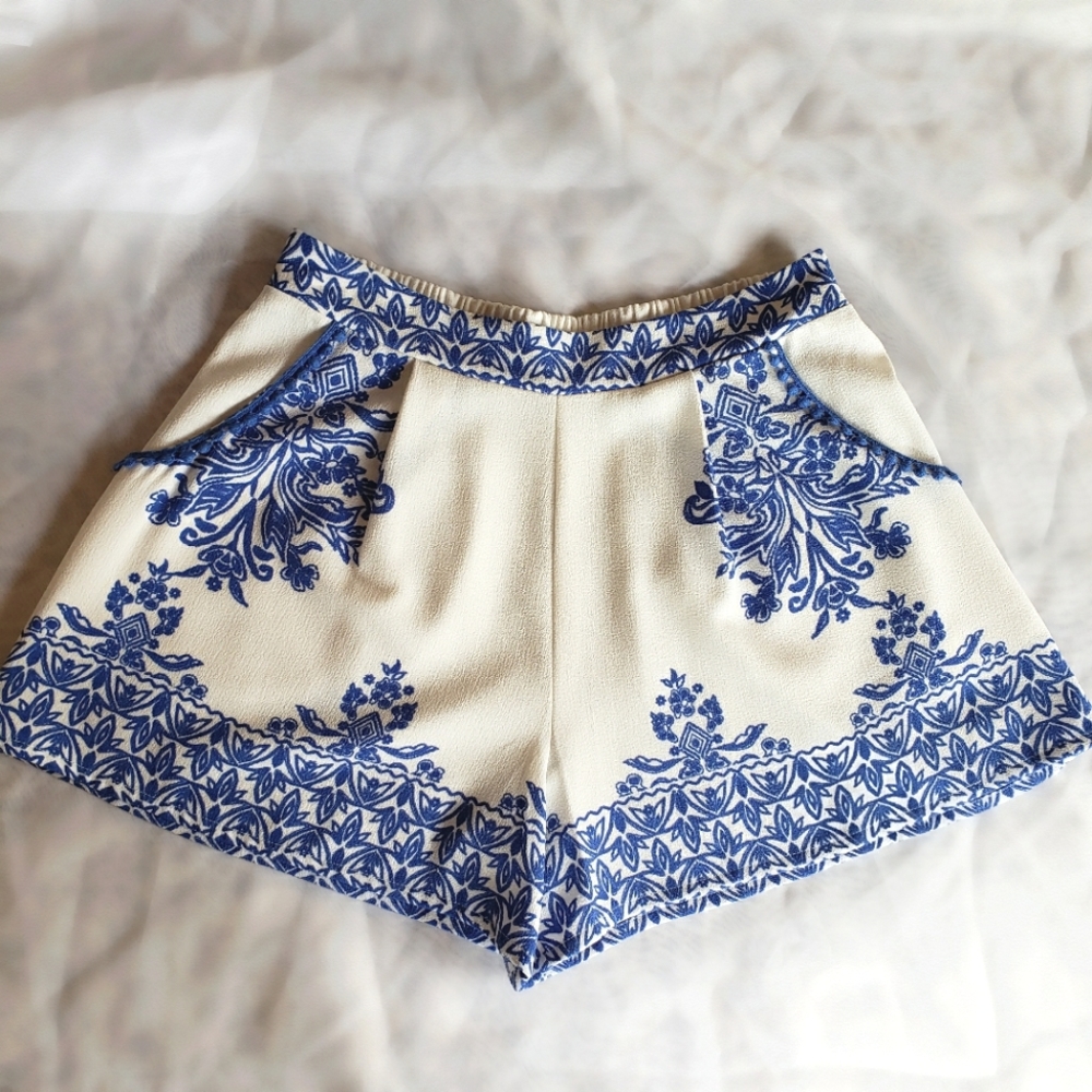 Eyeshadow White & Mediterranean Blue Print Shorts